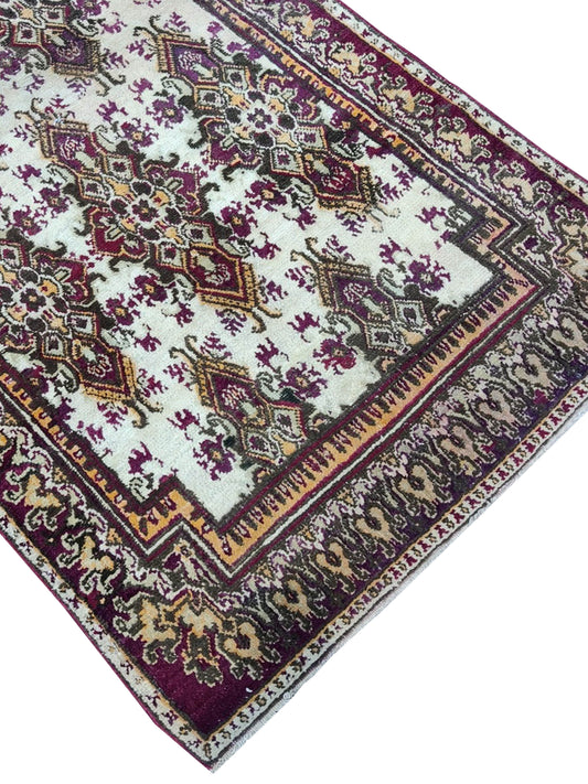 Ivory and Red, Pure Wool Antique Kashan Handknotted 3.0x5.7Ft 91x170Cms Area Rug