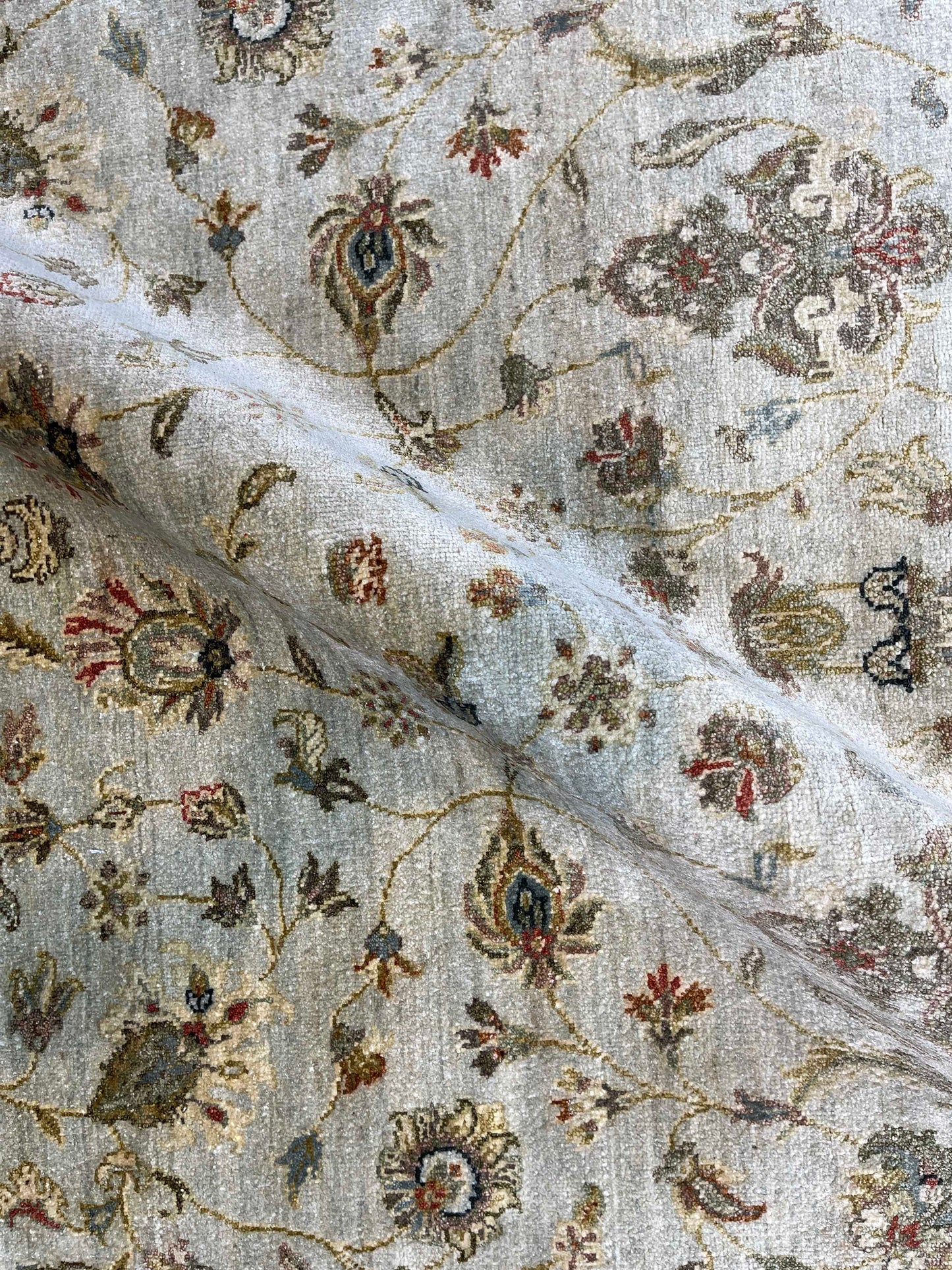 Grey and Ivory, Pure Silk Regular Agra Traditional Handknotted 5.11x8.11Ft 179x273Cms Area Rug