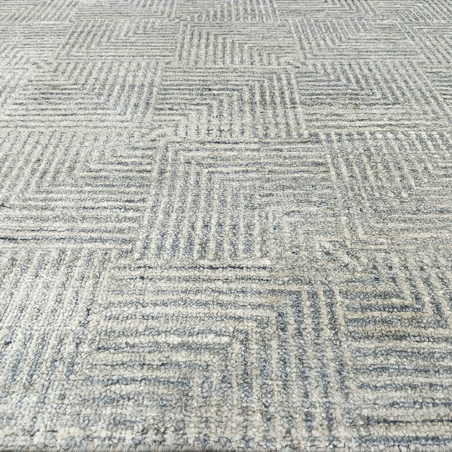 Grey and Silver Silk and Wool Modern Pattern Handknotted 4.2x9.10Ft 127x300Cms Area Rug
